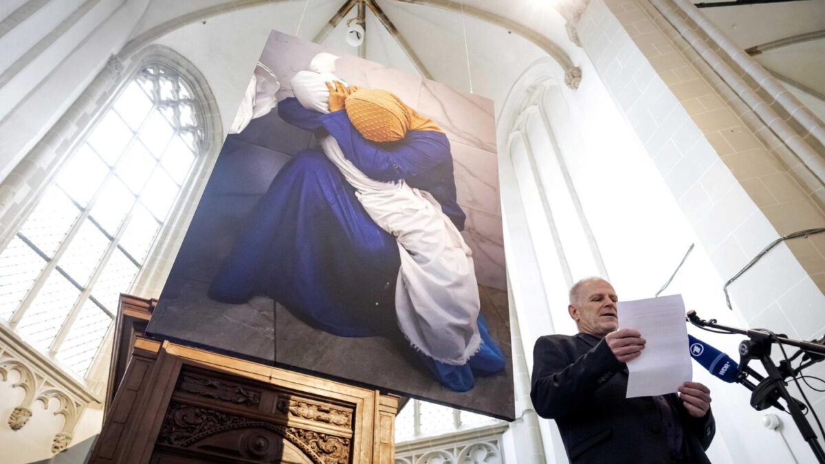 La imagen ganadora del premio World Press Photo 2024 de Mohammed Salem para Reuters que muestra a Inas Abu Maamar acunando el cuerpo de su sobrina Saly.