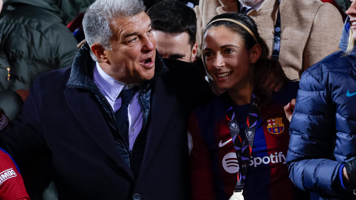 La jugadora del FC Barcelona Aitana Bonmati y el presidente del club blaugrana, Joan Laporta, durante la celebración de su victoria en la final de la Supercopa tras derrotar al Levante