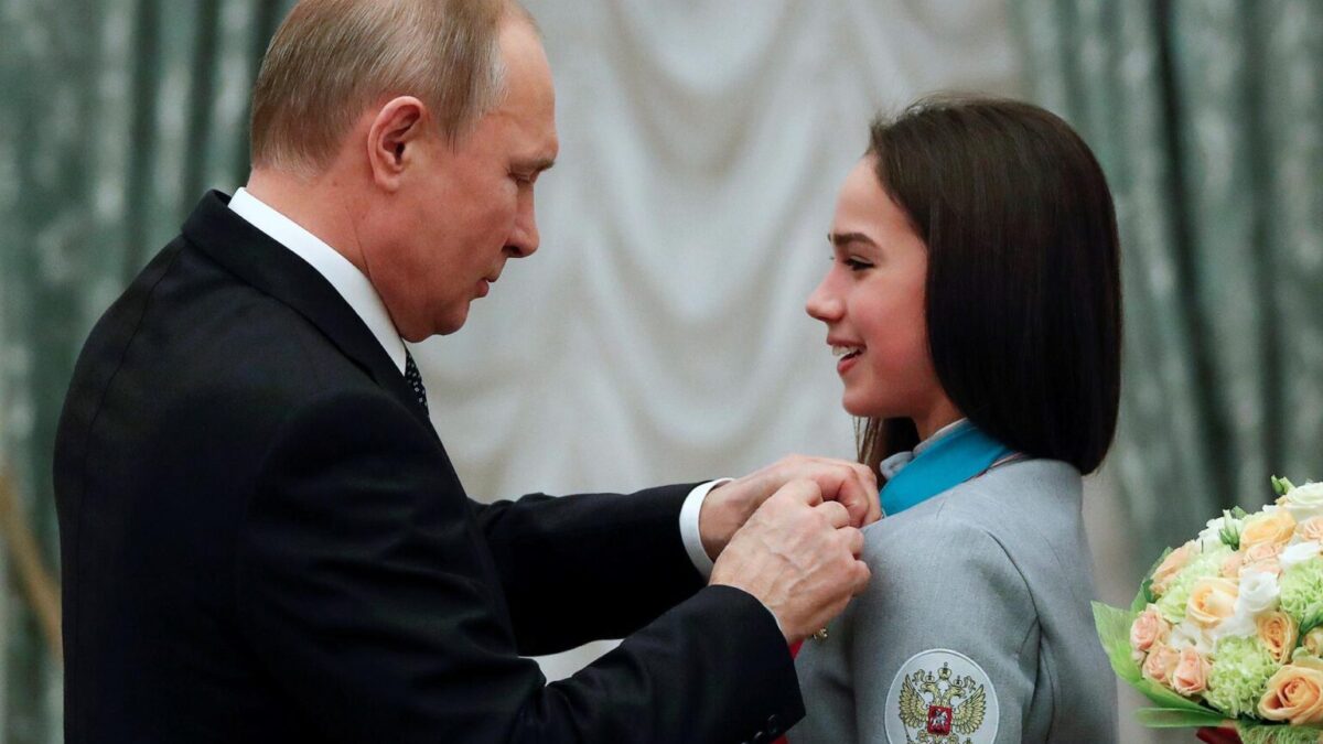 El presidente ruso, Vladímir Putin condecora con la Orden de la Amistad a la patinadora y medalla de oro en los JJOO de Inviernos de Pyeongchang 2018 Alina Zagitova.