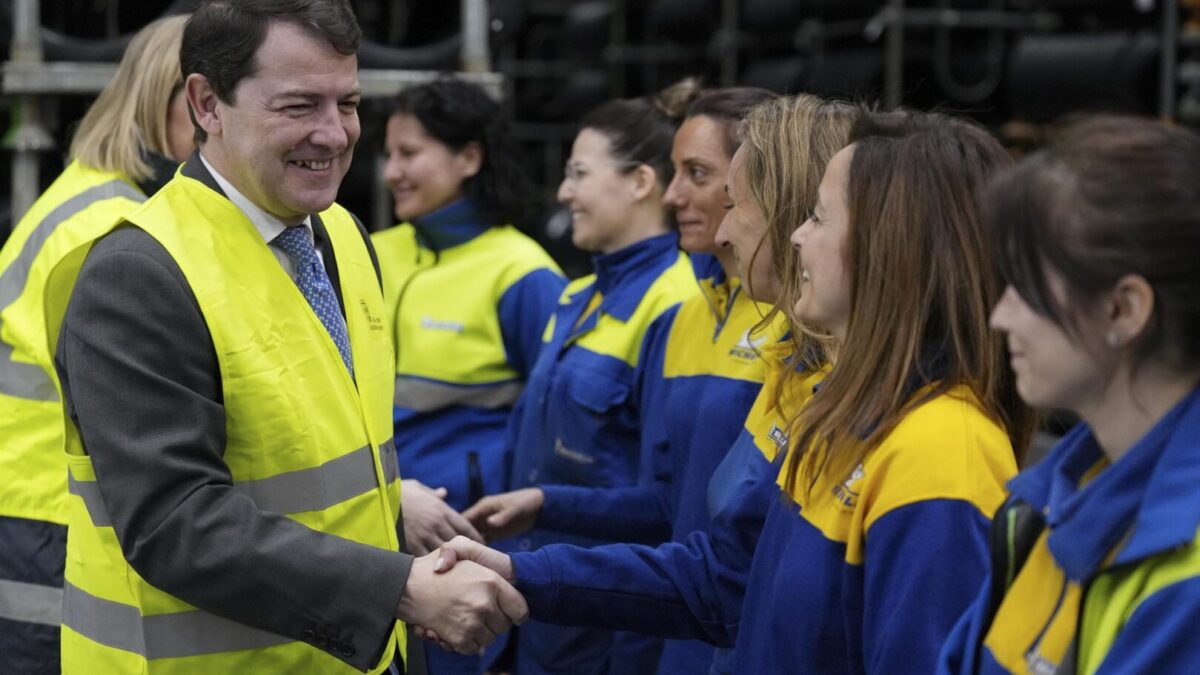 El presidente de la Junta de Castilla y León, Alfonso Fernández Mañueco, en una visita a la fábrica Michelin