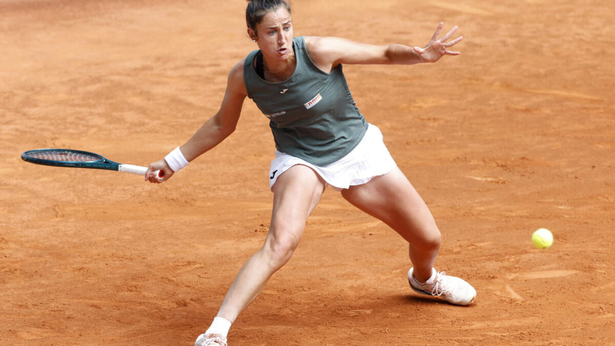 La tenista española Sara Sorribes devuelve la bola ante la ucraniana Elina Svitolinai, durante su encuentro de este jueves del Mutua Madrid Open 2024