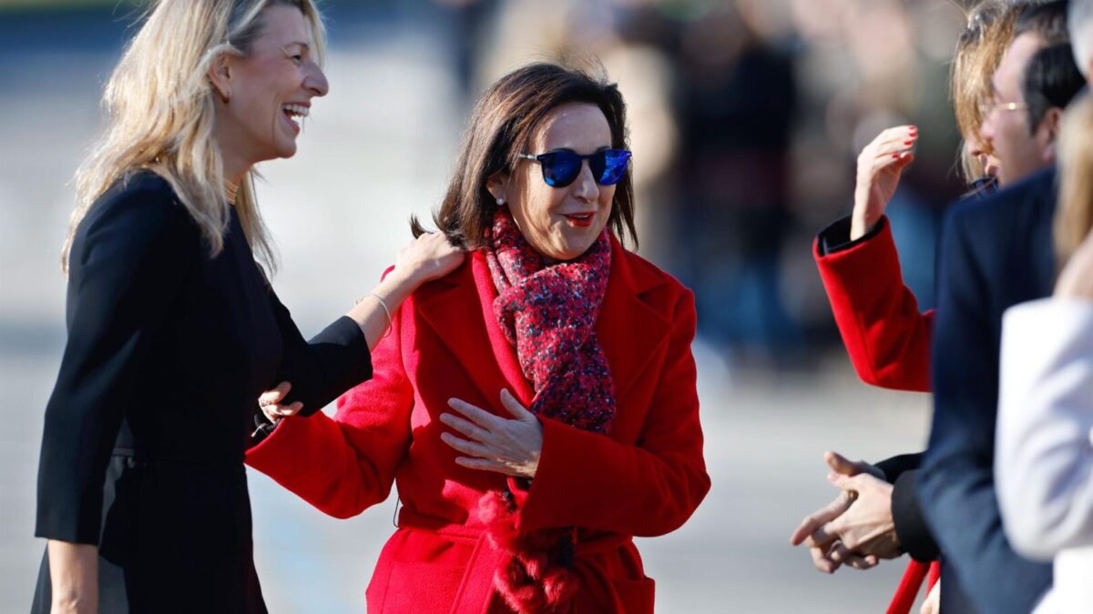 La vicepresidenta segunda y ministra de Trabajo, Yolanda Díaz, y la titular de Defensa, Margarita Robles.