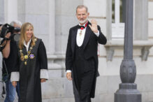 El rey Felipe y la presidenta del CGPJ Isabel Perelló, a su llegada al Tribunal Supremo este jueves.