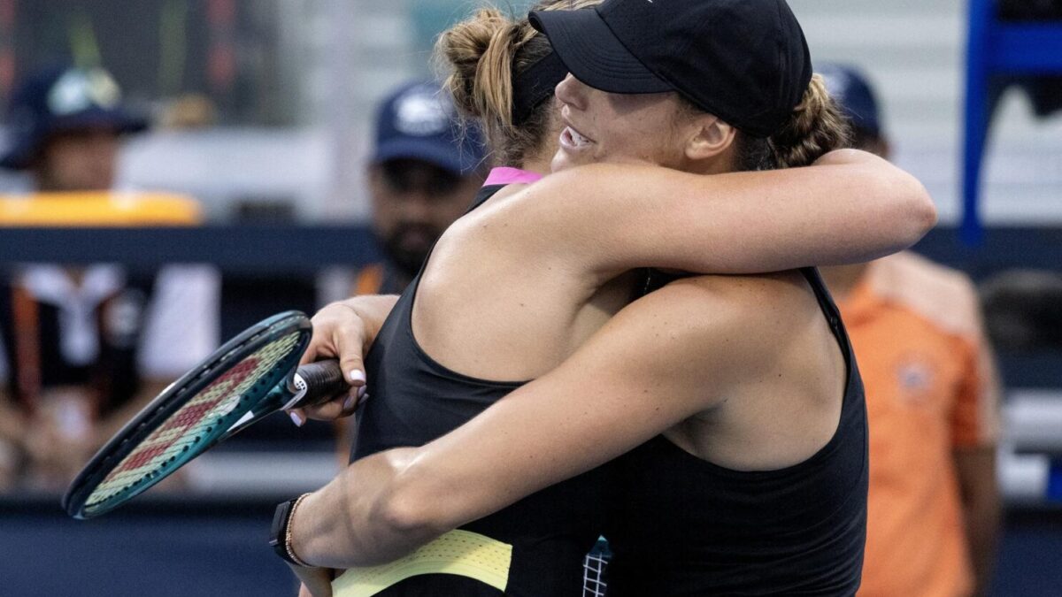 Paula Badosa se abraza con Aryna Sabalenka al finalizar el partido que las enfrentó en Miami