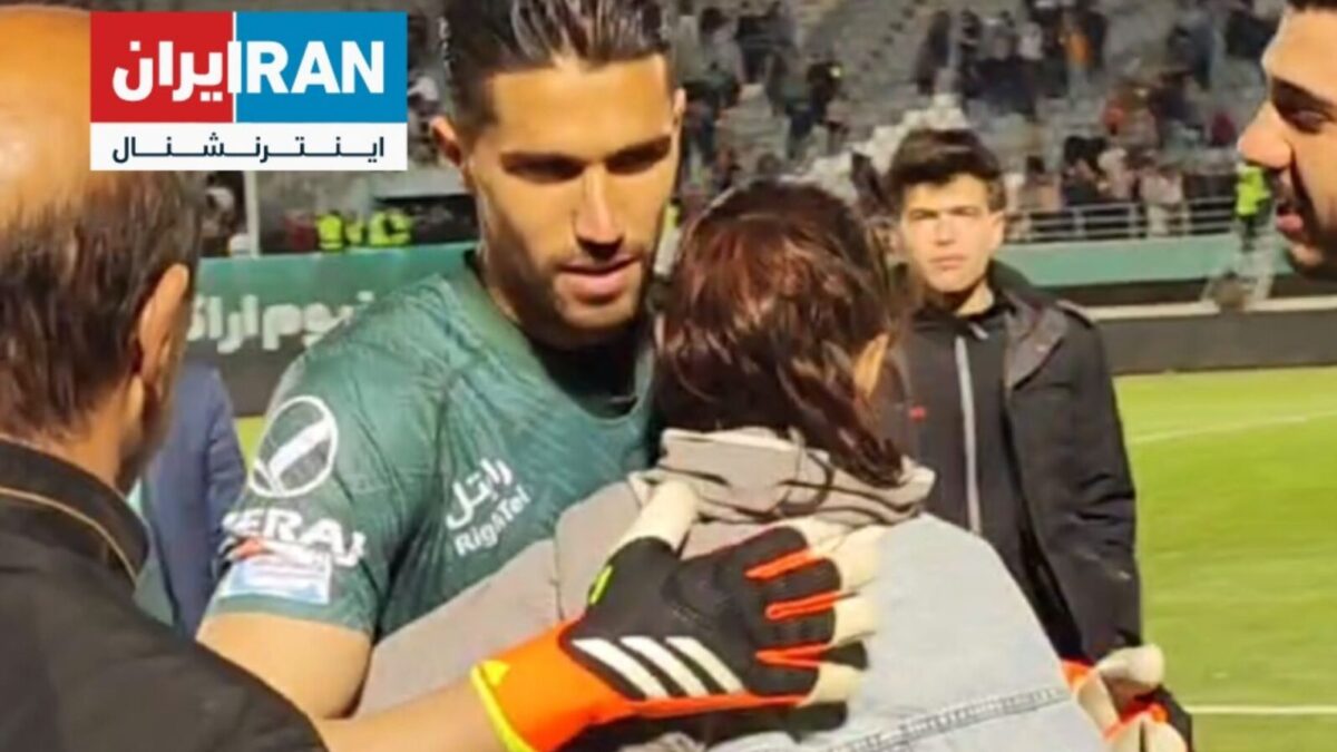 Hossein Hosseini abraza a la aficionada.