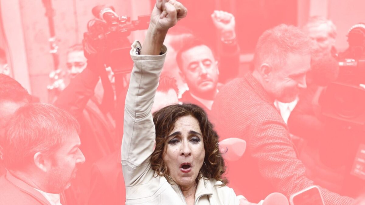 La vicepresidenta primera del Gobierno y número dos del PSOE, María Jesús Montero, saluda a un grupo de simpatizantes tras interrumpir el acto los líderes socialistas presentes en el Comité Federal del PSOE este sábado en la calle Ferraz, de Madrid.