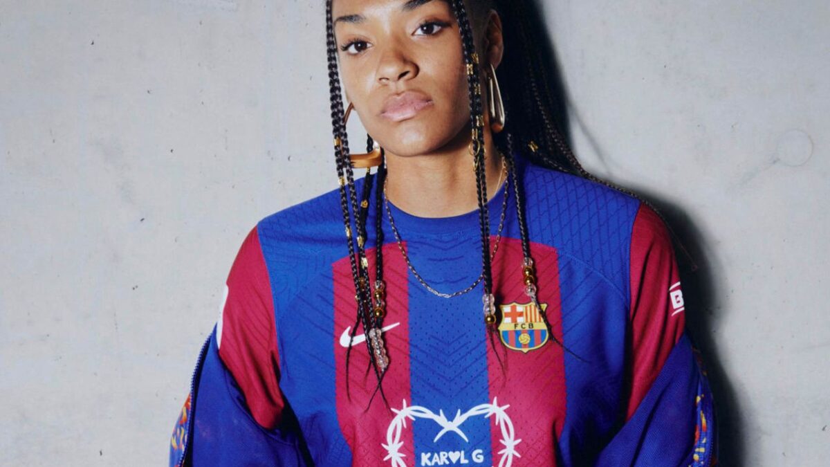 Salma Paralluelo posa con la camiseta del Barça en colaboración con Karol G