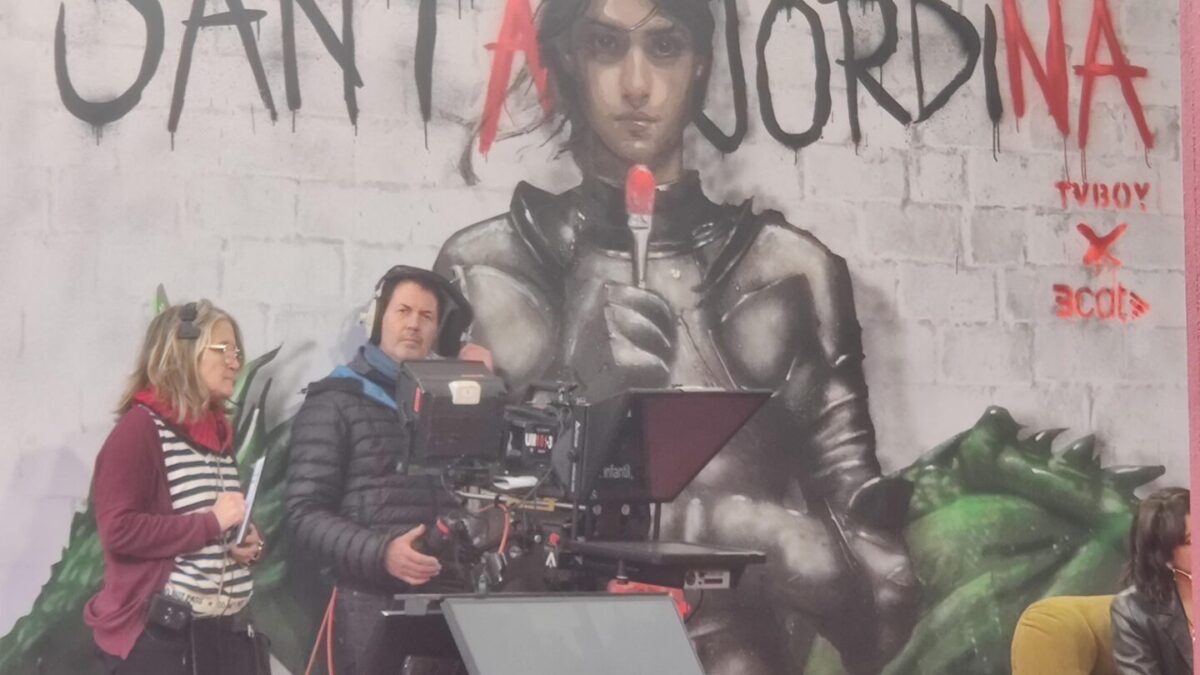La obra "Santa Jordina" del artista callejero TVBoy en la plaza Catalunya de Barcelona