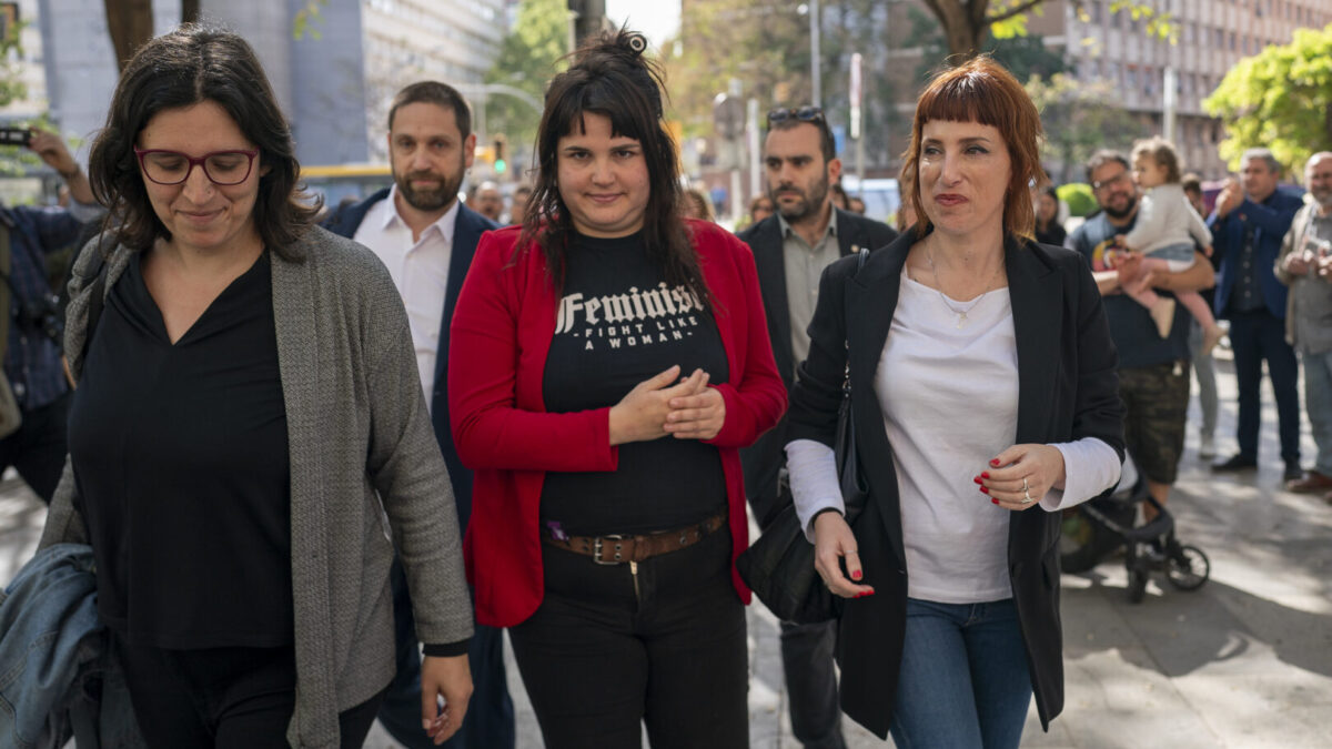 Dos de las querelladas por Junts entrando este viernes en la Ciudad de la Justicia a declarar