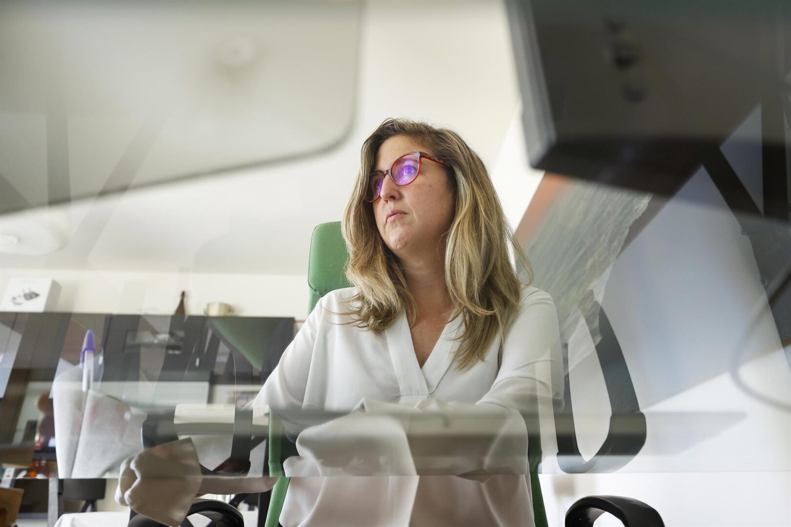 Mujer teletrabajando en su hogar
