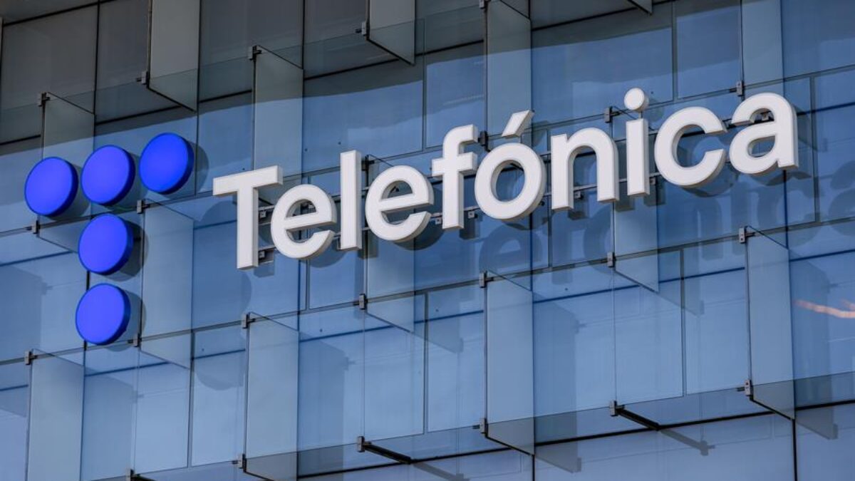Imagen del logo de Telefónica en su sede.