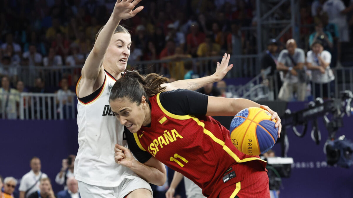 La jugadora española Vega Gimeno en acción ante la alemana Elisa Mevius durante la final femenina de baloncesto 3x3, entre Alemania y España, celebrada en el marco de los Juegos Olímpicos París 2024, este lunes, en la capital gala.