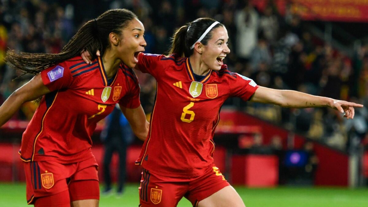 Aitana Bonmatí y Salma Paralluelo - Fútbol