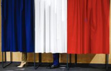 Emmanuel Macron vota en las elecciones de este domingo.