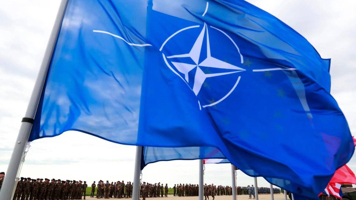La bandera de la OTAN - Internacional