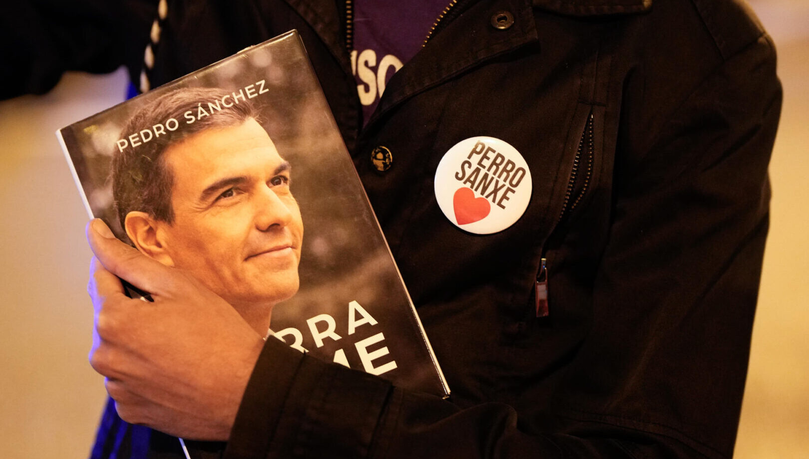 Un simpatizante participa este miércoles en una manifestación en apoyo al presidente del Gobierno, Pedro Sánchez, frente a la sede de los socialistas en la calle Ferraz de Madrid, horas después de que anunciase que cancela su agenda pública para reflexionar si renuncia o no al cargo.