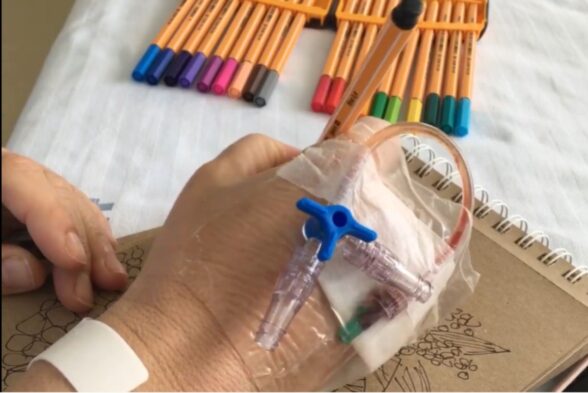 Ana Gómez pinta durante su tratamiento de quimio