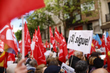 Algo más de un millar de militantes de agrupaciones socialistas de diferentes puntos de España y simpatizantes se encuentran ante la sede de Ferraz, en Madrid, para seguir desde la calle el Comité Federal del partido que se puede ver y escuchar desde el exterior gracias a las pantalla y altavoces instalados para la ocasión