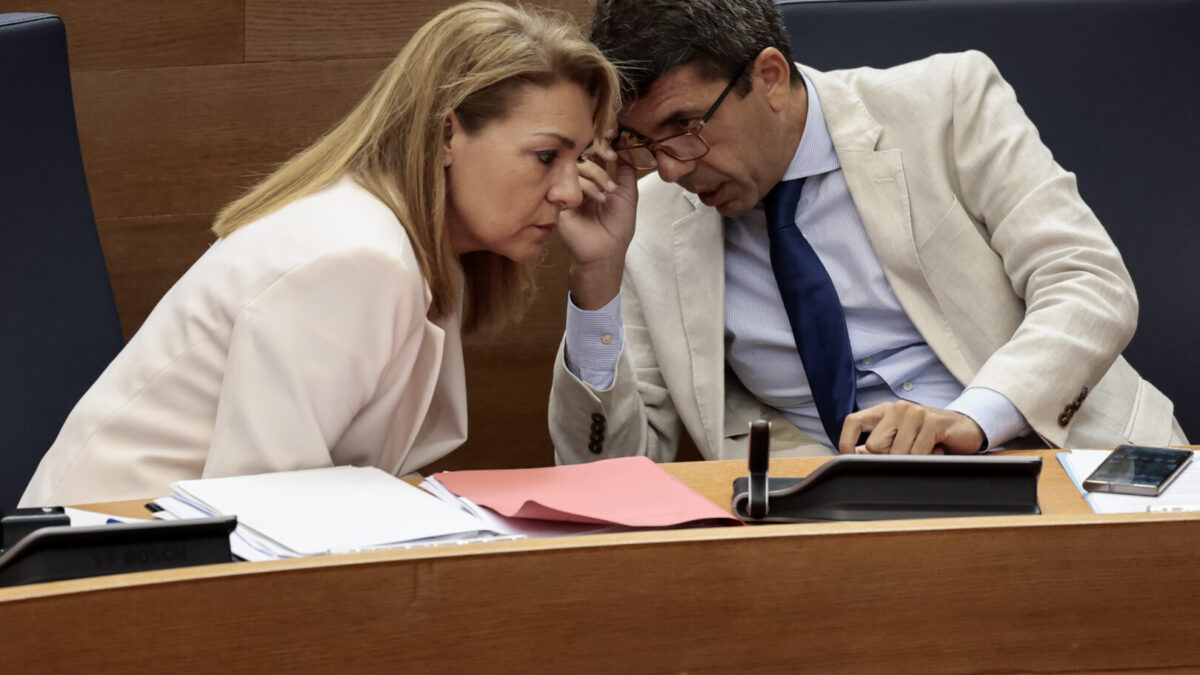 El presidente de la Generalitat, Carlos Mazón, conversa con la vicepresidenta segunda del Consell y consellera de Servicios Sociales, Igualdad y Vivienda, Susana Camarero
