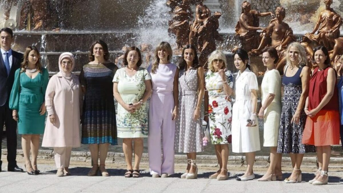 Begoña Gómez, mujer del presidente del Gobierno, posa con los acompañantes de los mandatarios de la última cumbre de la OTAN en España en 2022