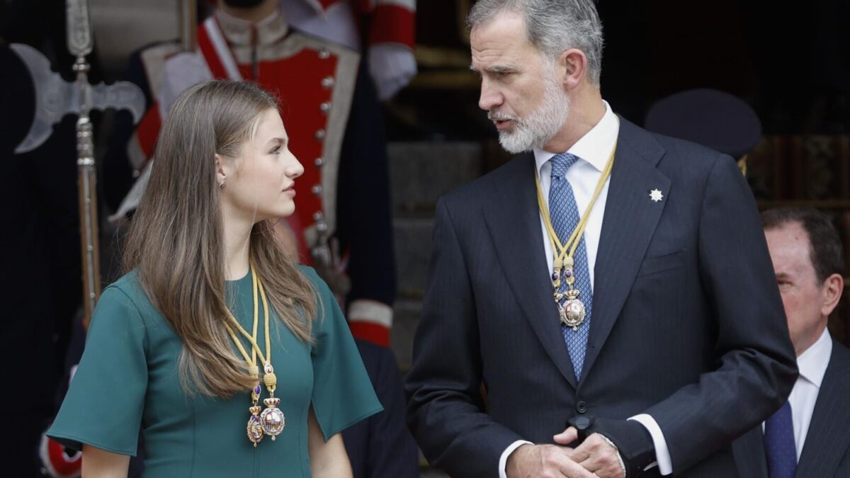 El Rey conversa con Leonor en el desfile de tropas tras la apertura de la XV Legislatura