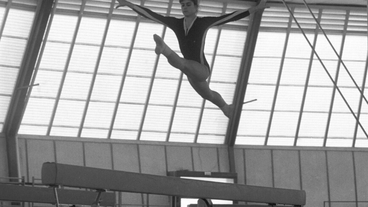 Nadia Comaneci en 1977 en un entrenamiento en España