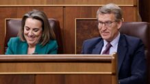 Cuca Gamarra y Alberto Núñez Feijóo en el Congreso de los Diputados.