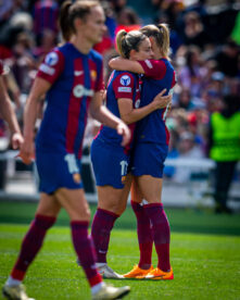 Las jugadoras se abrazan tras acabar el partido.