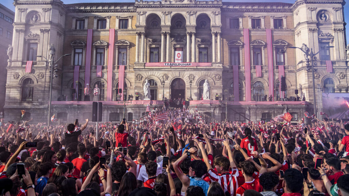 Cientos de aficionados aclaman al Athletic tras ganar la Copa del Rey el pasado sábado en Sevilla