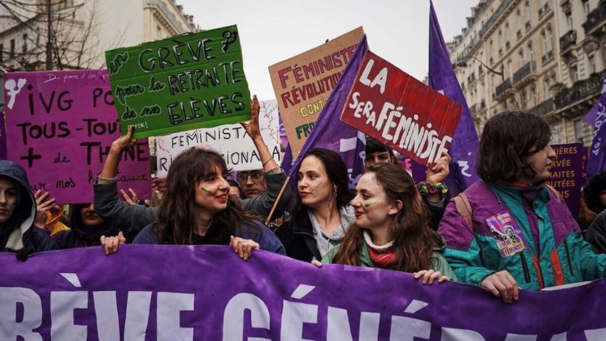 Mujeres portan carteles feministas en una manifestación en Francia