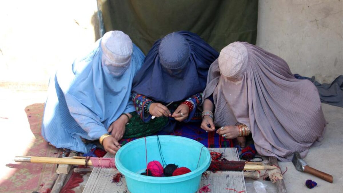 Mujeres de Afganistán cosen en Kandahar