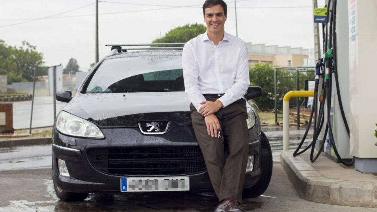 Pedro Sánchez en una foto de archivo con su Peugot antiguo
