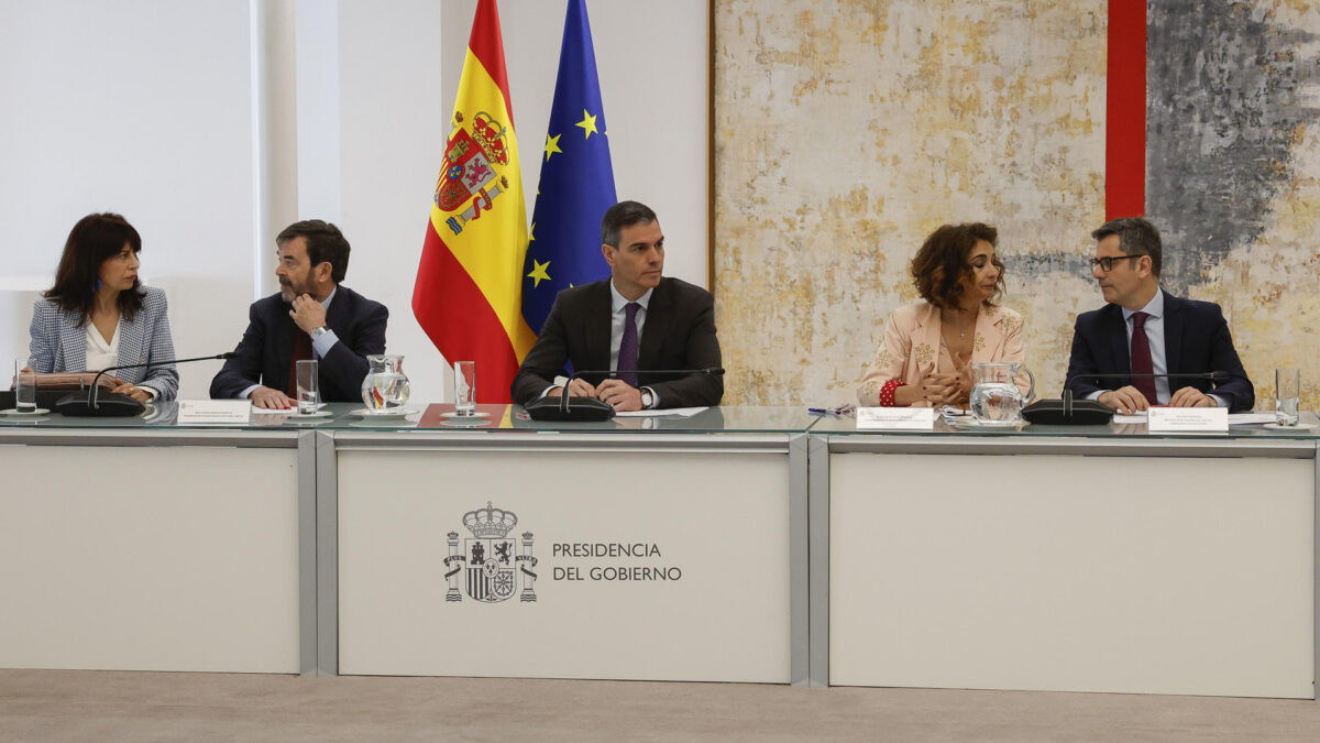 El presidente del Gobierno, Pedro Sánchez (c), la ministra de Igualdad, Ana Redondo (izda.-dcha), el presidente del Consejo General del Poder Judicial (CGPJ), Vicente Guilarte, la vicepresidenta primera y ministra de Hacienda, María Jesús Montero, y el ministro de la Presidencia, Justicia y Relaciones con las Cortes, Félix Bolaños, durante la reunión Observatorio Violencia de Género en el palacio de la Moncloa en Madrid este martes