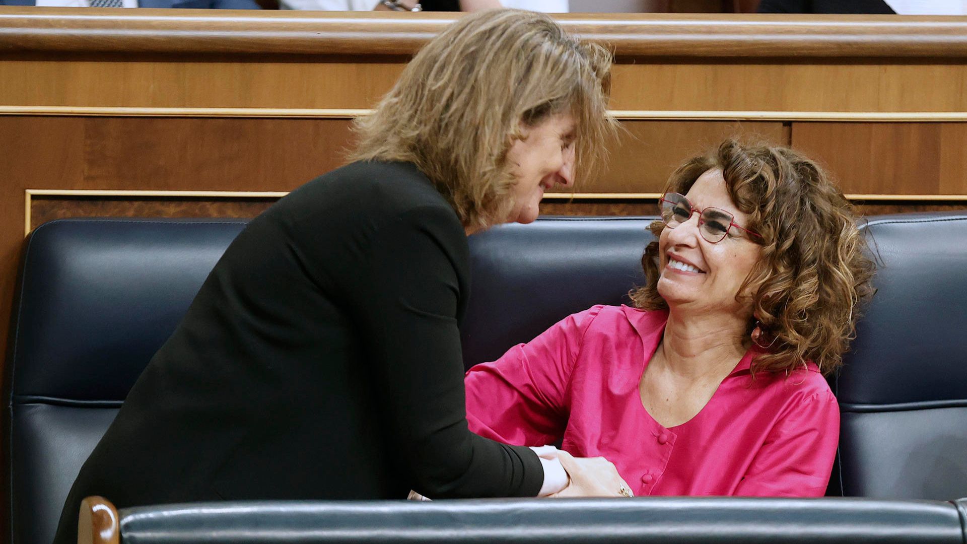 Las ministras y vicepresidentas Teresa Ribera y María Jesús Montero, esta mañana en el Congreso de los Diputados.