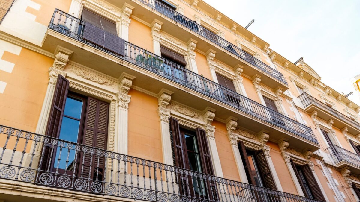 Exterior de un antiguo edificio de apartamentos en Sant Andreu, Barcelona.