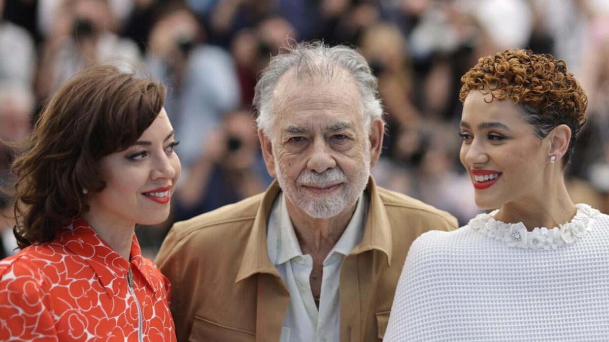 Las actrices Aubrey Plaza y Nathalie Emmanuel rodeando al director Francis Ford Coppola