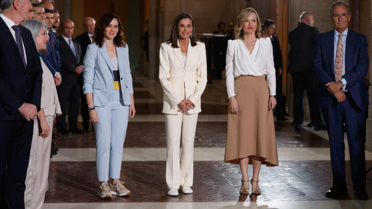 La presidenta de la Comunidad de Madrid, Isabel Díaz Ayuso, junto a la Reina y la ministra de Educación, Isabel Díaz Ayuso