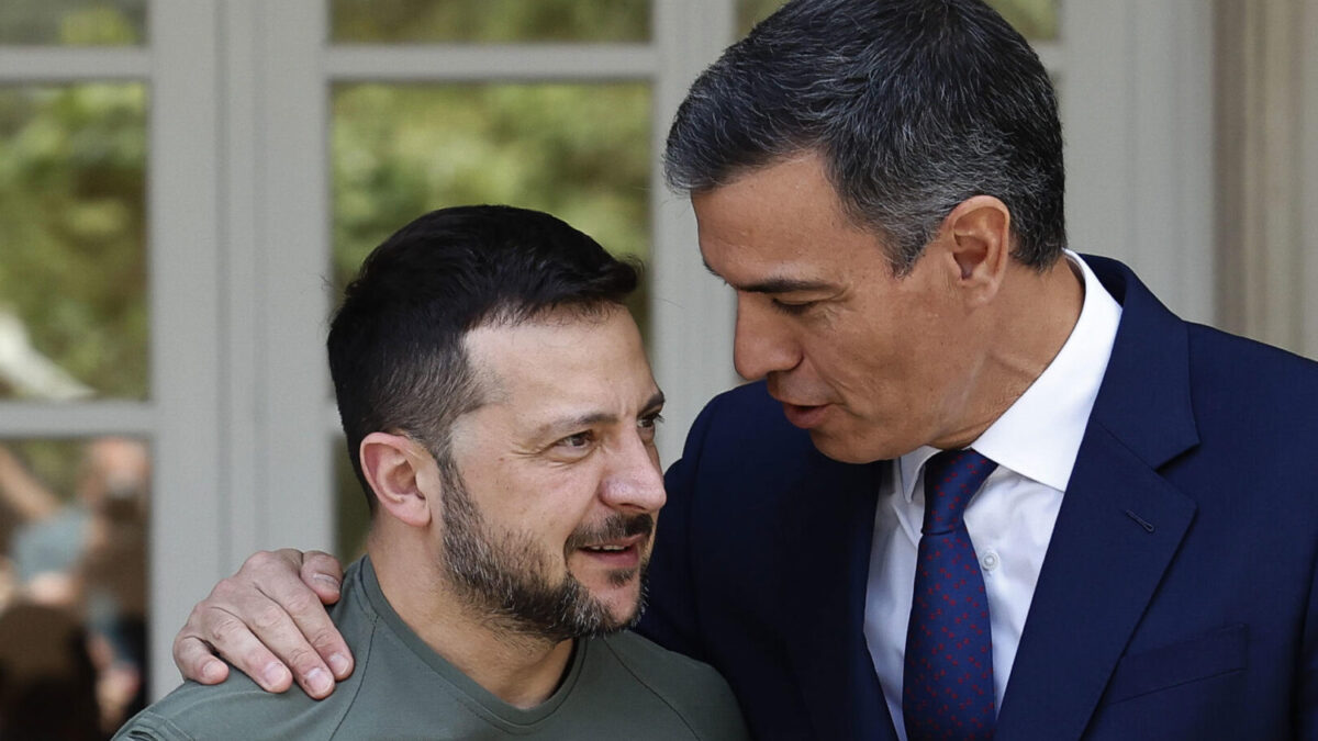 El presidente del gobierno español, Pedro Sánchez, da la bienvenida al presidente de Ucrania, Volodímir Zelenski, este lunes en el palacio de La Moncloa en Madrid.
