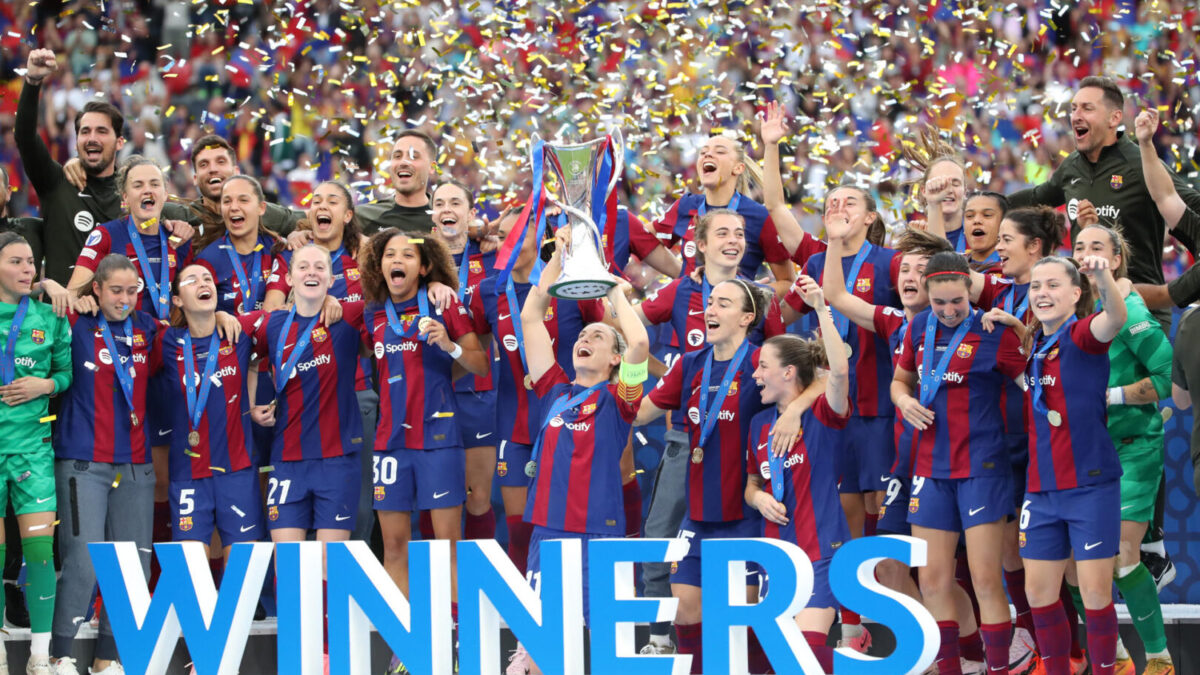 Las jugadoras del FC Barcelona celebran con el trofeo la victoria tras la final de la Liga de Campeones entre el FC Barcelona y el Olympique de Lyon este sábado en el estadio de San Mamés, en Bilbao. EFE/LUIS TEJIDO
