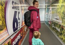 La futbolista del Barça y de la Selección Española Irene Paredes, acompañada de su hijo tras un partido