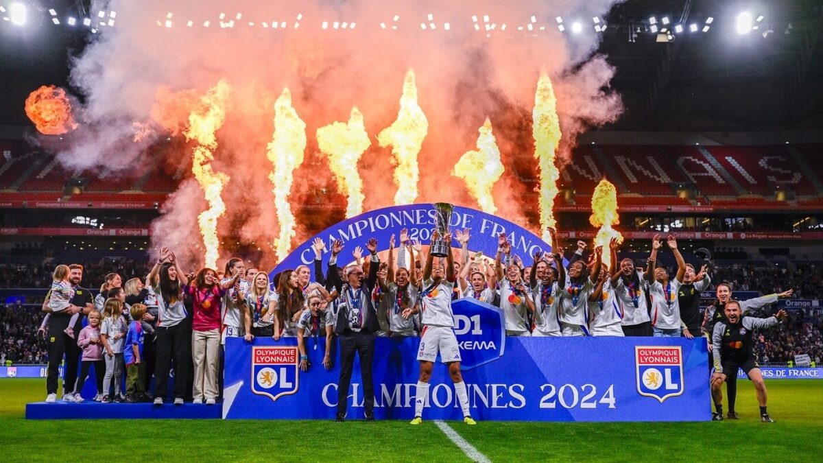 Olympique de Lyon celebrando su último título previo a la final de la Champions League