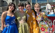 Cuatro 'swifties', como se conoce a los fans de Taylor Swift