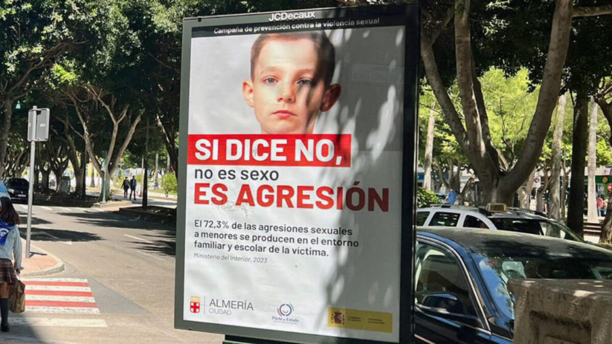 Un cartel contra las agresiones sexuales a menores de edad instalado en soportes publicitarios dentro de una campaña promovida por el Ayuntamiento de Almería.
