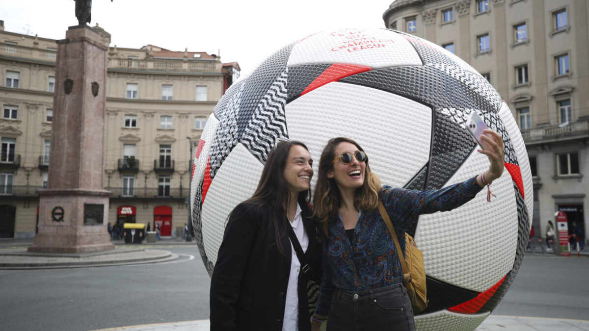 La ciudad de Bilbao se rinde ante la final de la Champions femenina