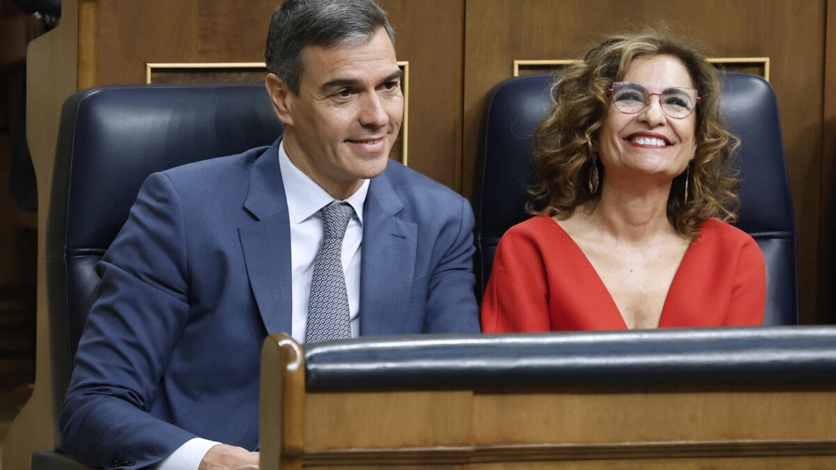 Pedro Sánchez y María Jesús Montero durante la sesión de control en el Congreso