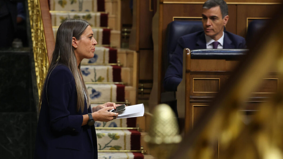 La diputada de Junts per Catalunya, Míriam Nogueras i Camero, sale de la tribuna tras intervenir durante el pleno del Congreso de los Diputados celebrado este miércoles