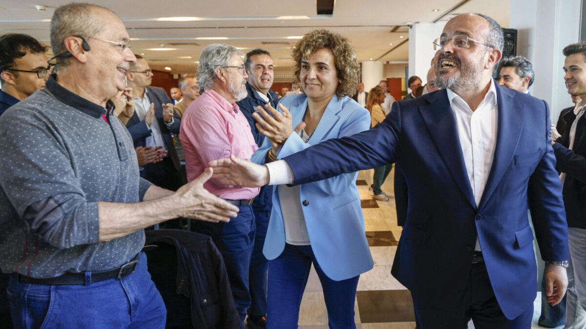 El candidato del PP a la presidencia de la Generalitat, Alejandro Fernández, y la candidata popular a las elecciones europeas, Dolors Montserrat, intervienen en la junta directiva del partido en Barcelona, este miércoles.