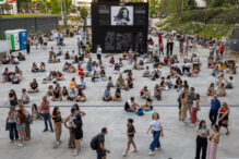 Varios admiradores junto al estadio Santiago Bernabéu antes del concierto que la cantante y compositora estadounidense Taylor Swift ofrece hoy miércoles en Madrid.