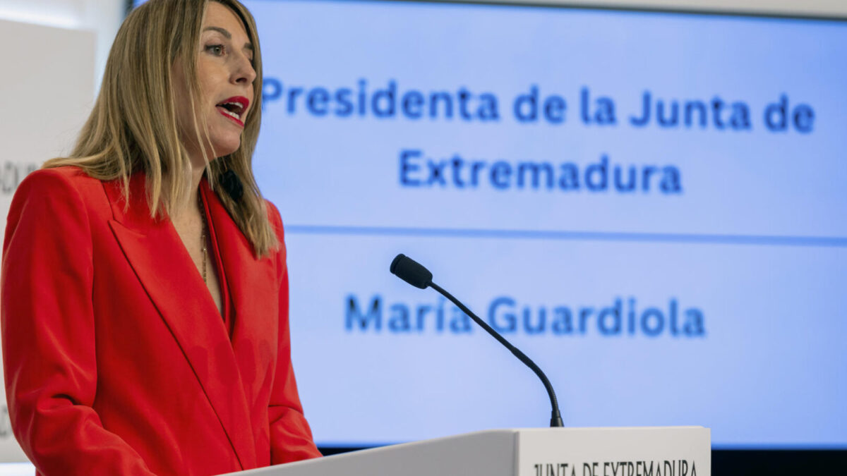 La presidenta de la Junta de Extremadura, María Guardiola, en una rueda de prensa