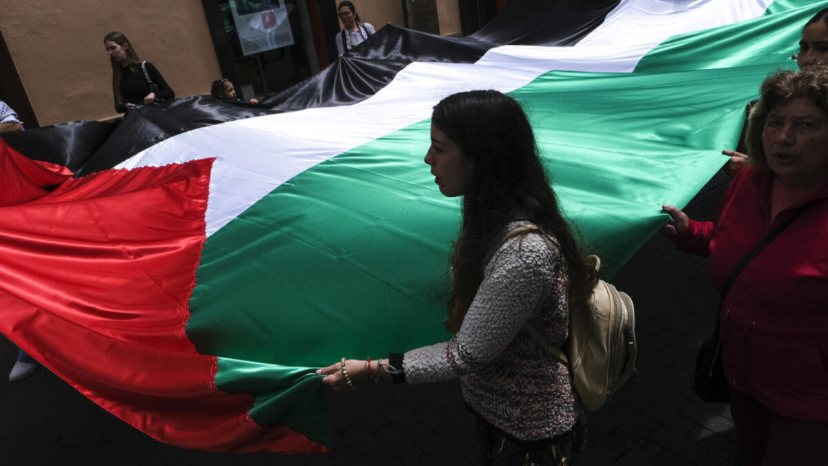 Varios centenares de personas participan en una manifestación convocada por la Red Solidaria contra la Ocupación de Palestina (RESCOP) en La Laguna, Tenerife.